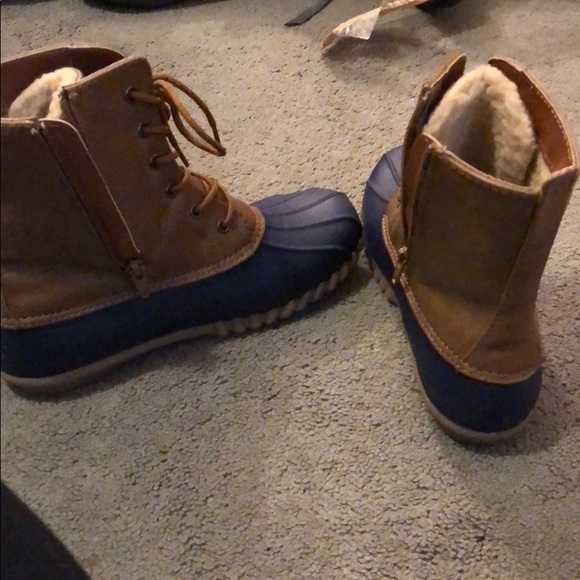 Snow boots. Brand new. Worn once ! - Picture 2 of 2